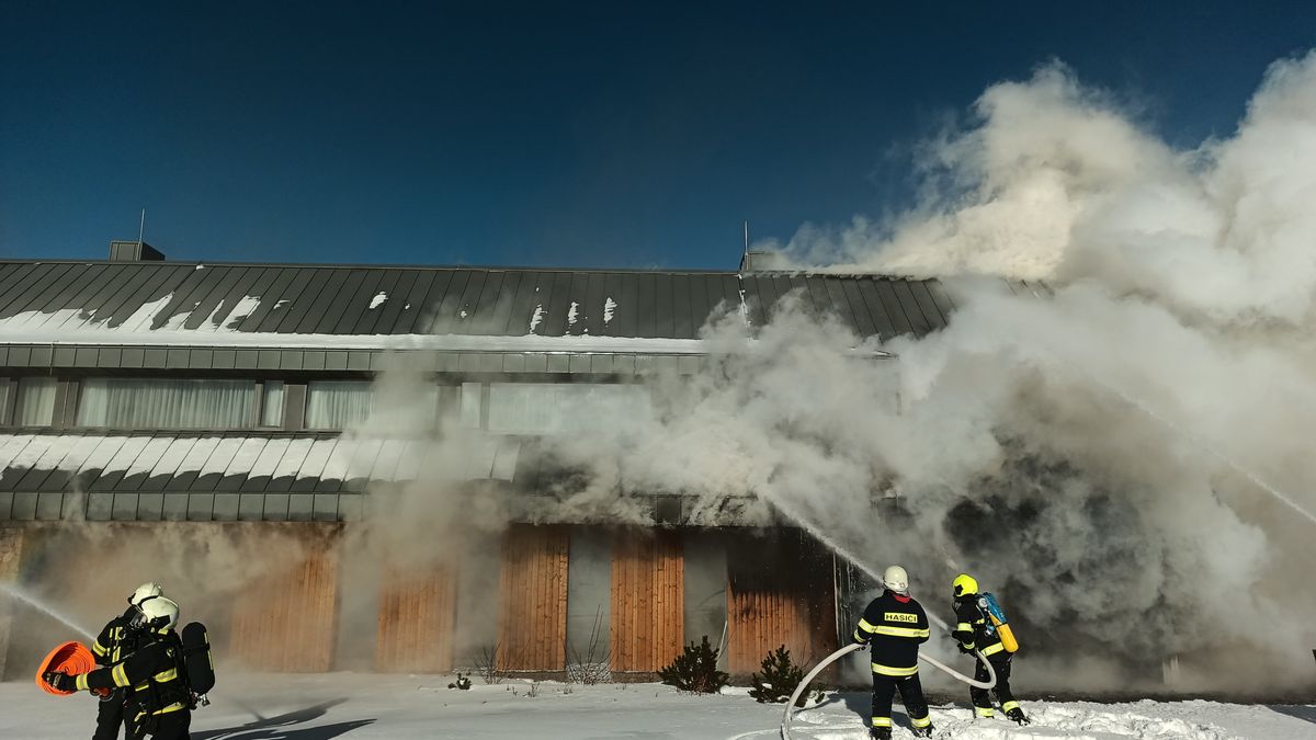 Na Vimpersku vzplál rodinný dům, hasiči vyhlásili druhý stupeň poplachu